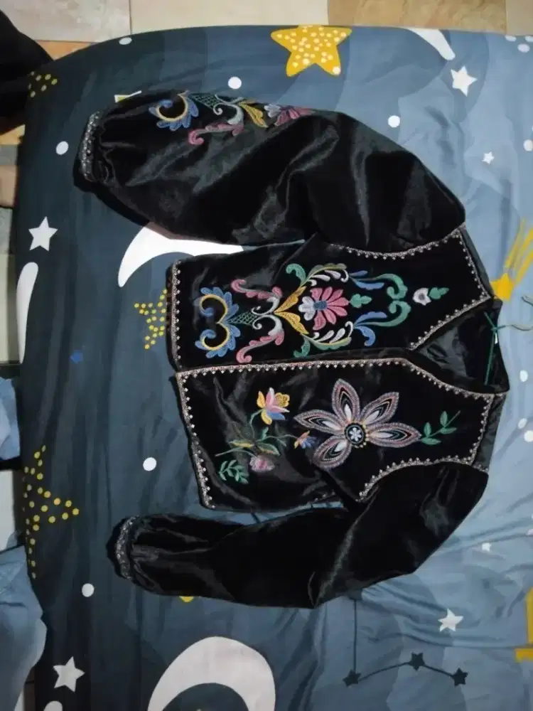 Jaket beludru adat dayak ,