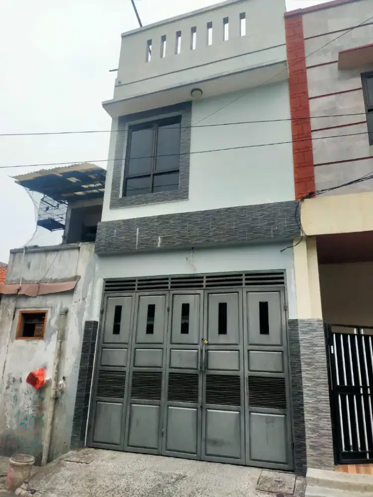 Disewakan rumah 2 1/2 lantai + rooftop