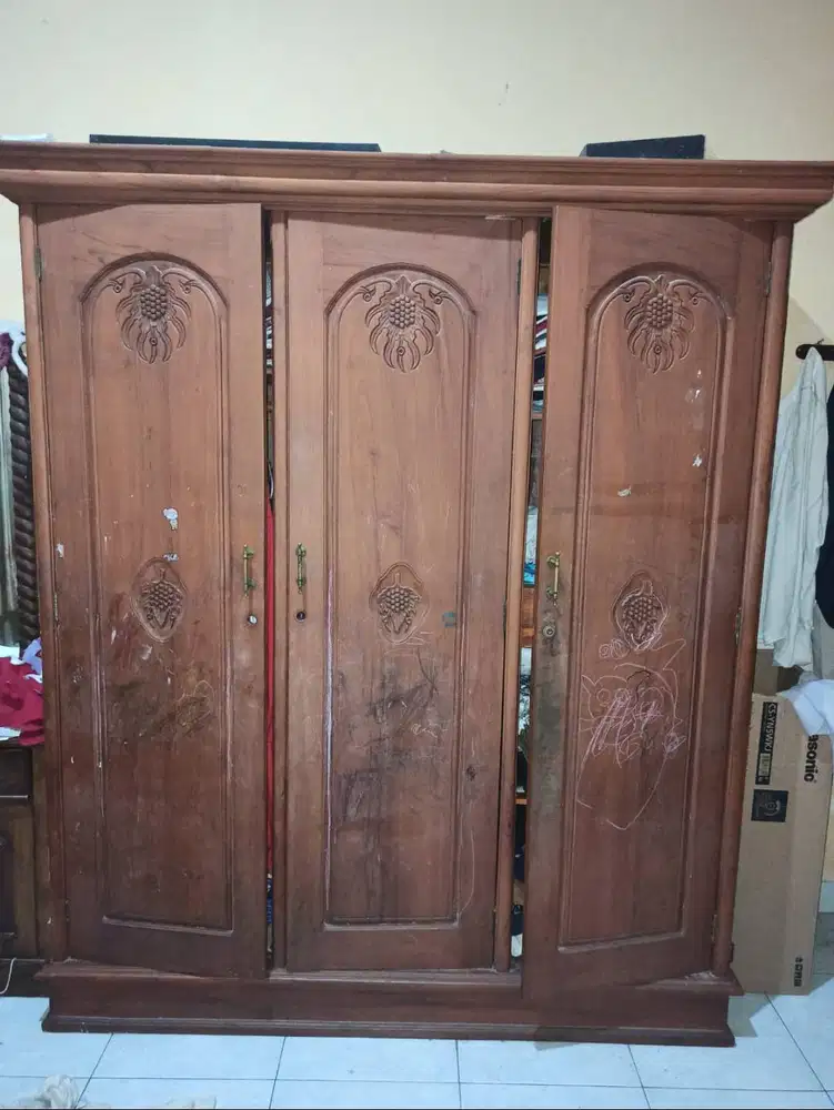 Dijual Lemari Kayu Jati 3 Pintu — Ukiran Klasik, Kuat & Awet