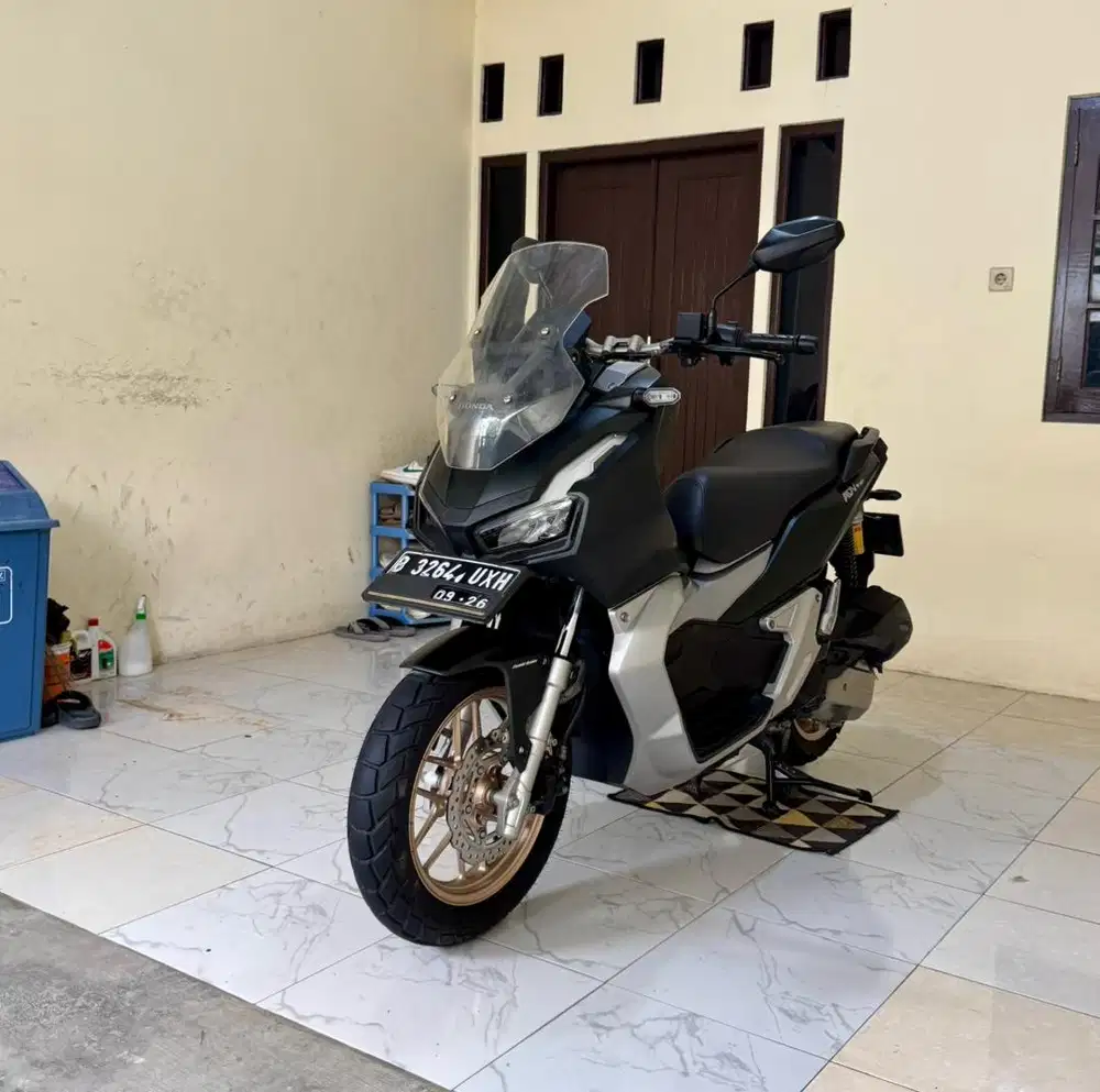 Honda ADV 150 CBS ISS MULUSSS Pajak Hidup Panjang