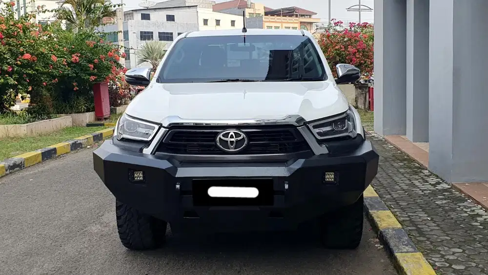Km27rban toyota hilux double cabin v 4x4 matic 2022 diesel putih