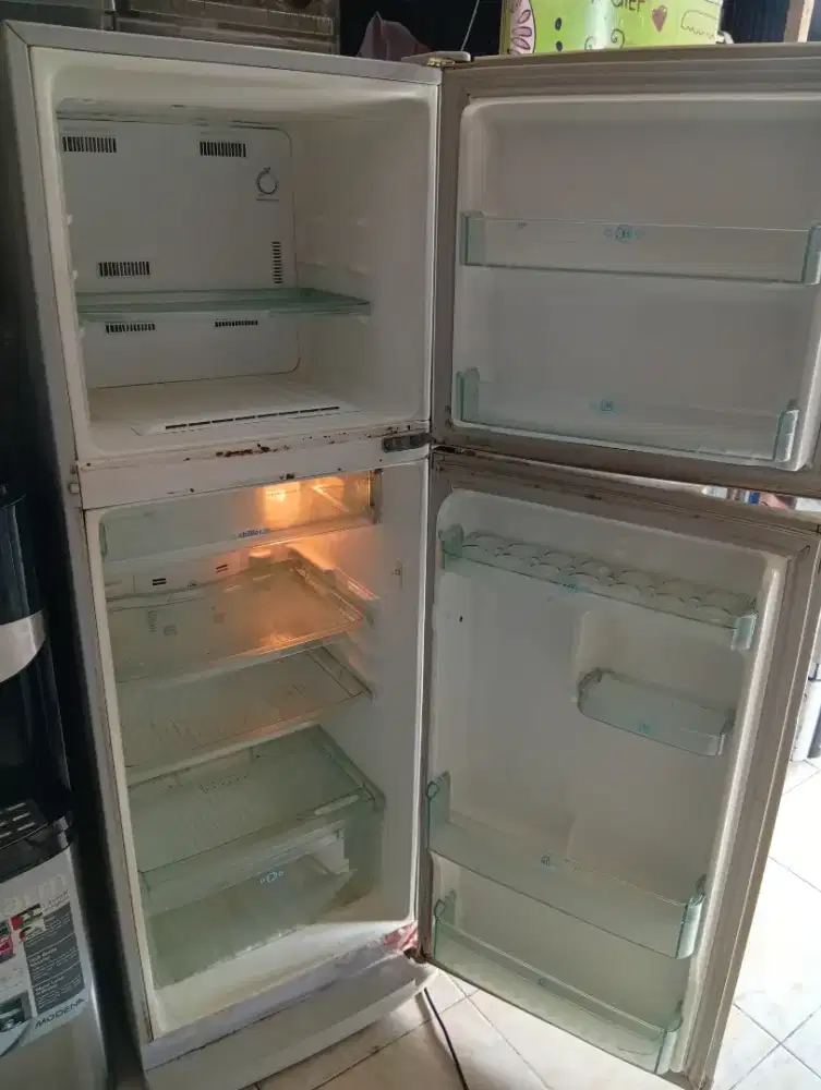 Kulkas bekas 2 pintu Mer ELECTROLUX mesin Ory atas bw dingin