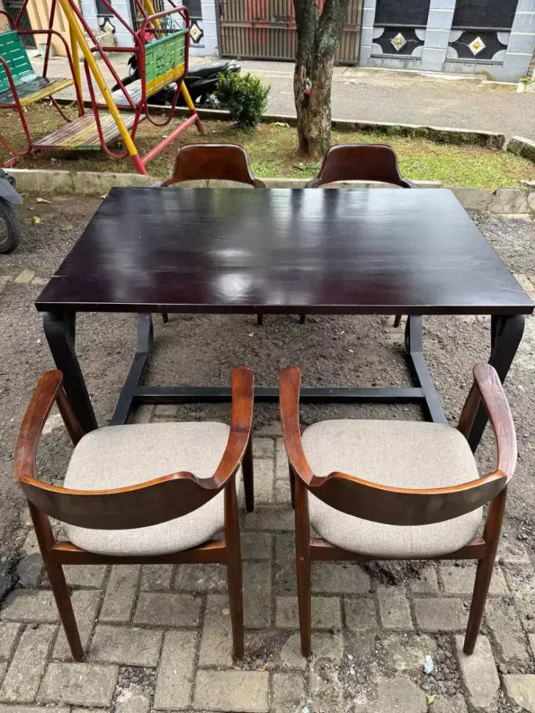 Meja dan kursi resto/cafe
Ukuran meja 
L 89
P 138
T 75
Tebal 3.2cm