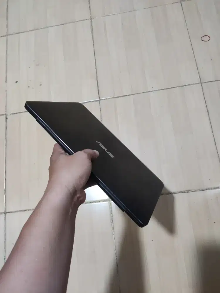 Laptop Asus UX305f minus