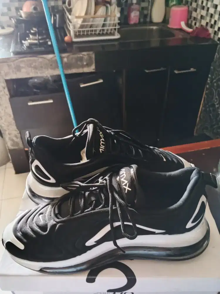 NIKE AIRMAX 720 type PANDA