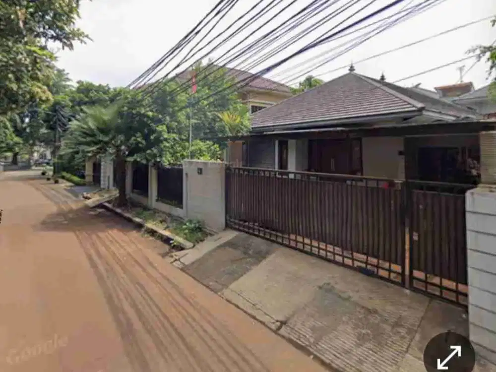 DISEWA RUMAH COCOK UNTUK KANTOR TAMAN RADIO DALAM KEBAYORAN BARU JAKARTA SELATAN 
SHM 
Luas tanah: 800m
Luas bangunan: 600m Bangunan: 1,5lantai
Kamar tidur: 4+1kerja 
Kamar Mandi: 4 
Kamar Pembantu: 2
Dapur bersih & kotor Garasi: 1 mobil
Carport: 2 mobil
