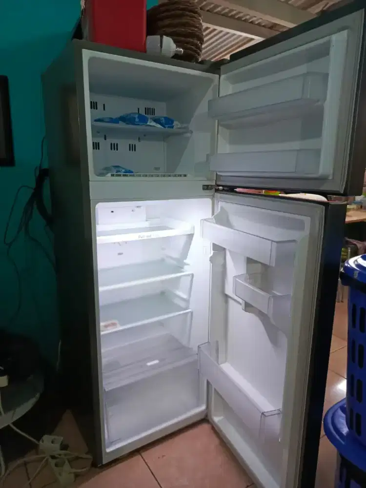 KULKAS LG 2 PINTU BEKAS DI JUAL CEPAT ONLY BANDUNG ( BISA NEGO )