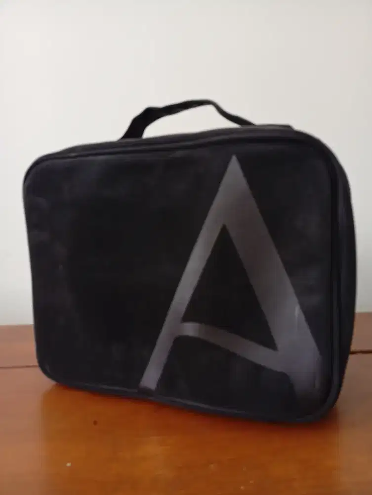 Pre-Loved Tas Make Up Aeris (Travel Pouch)