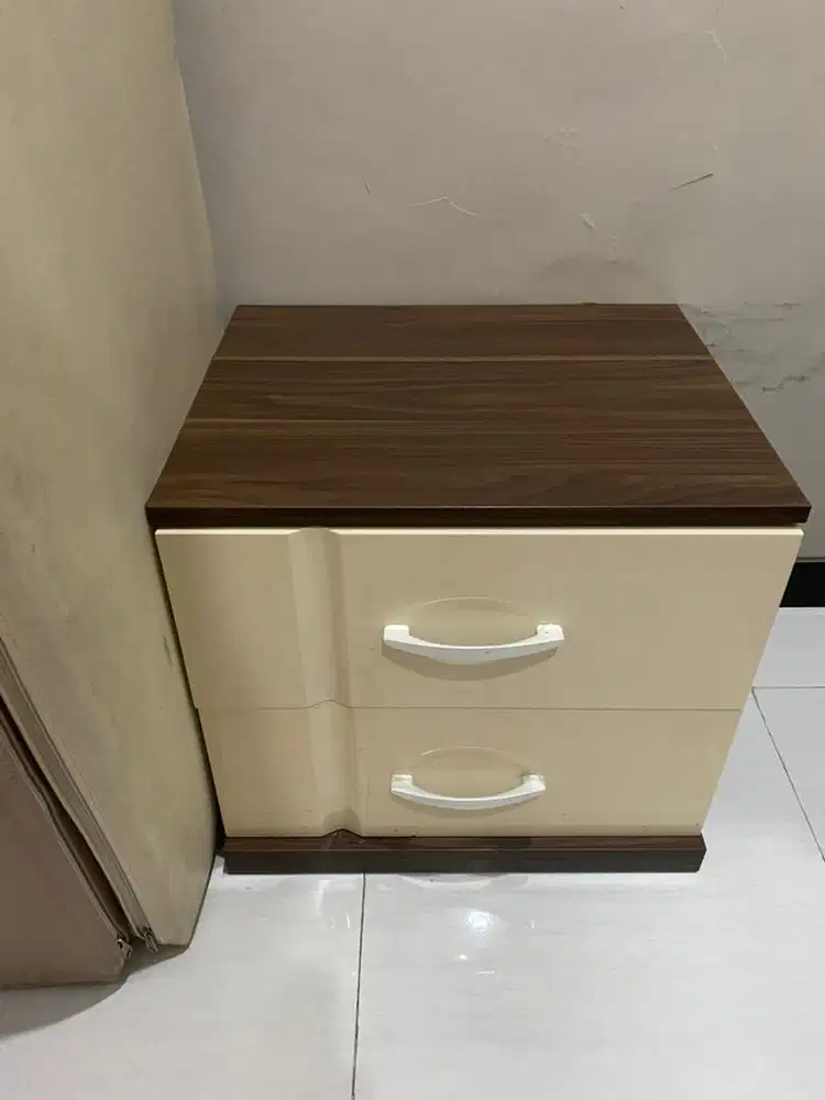Drawer samping kasur ada 2 pcs
