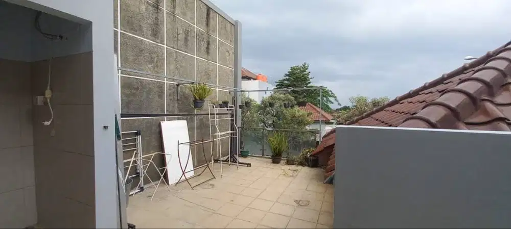 Disewakan rumah keamanan 24 jam, jalan lebar, jalan utama