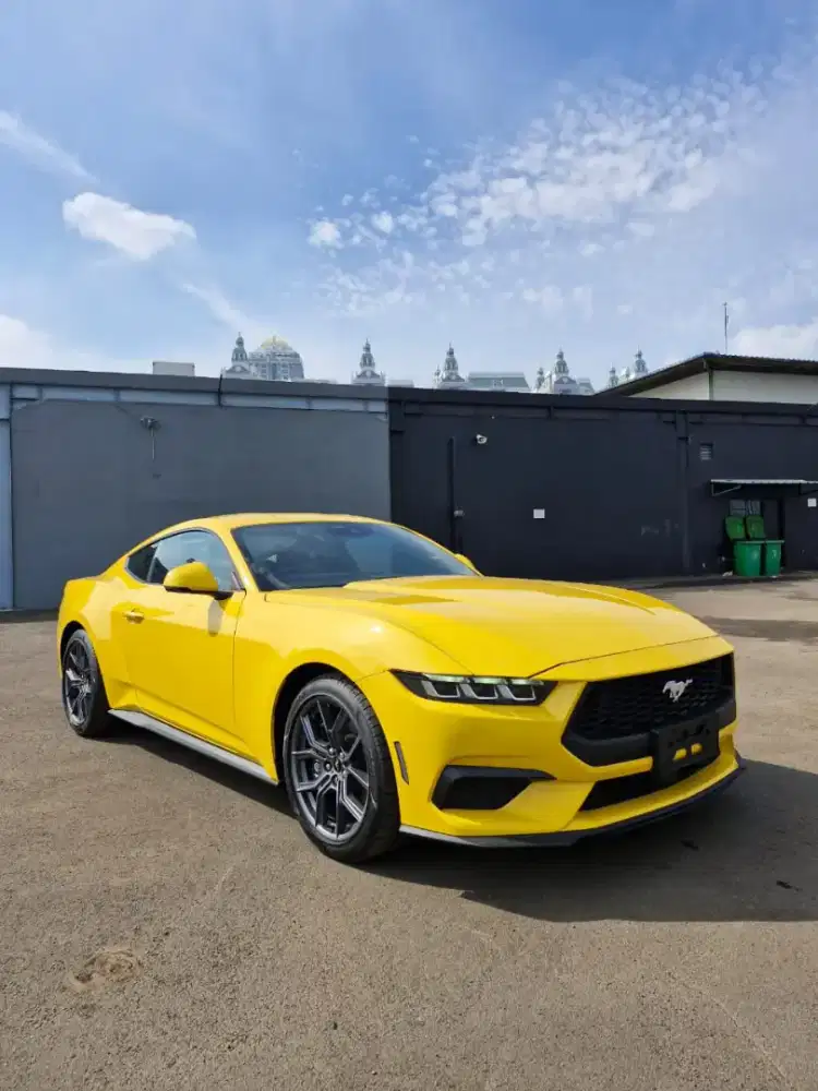 Ford Mustang 2.3 EcoBoost Fastback 2025 Yellow Brand New.
