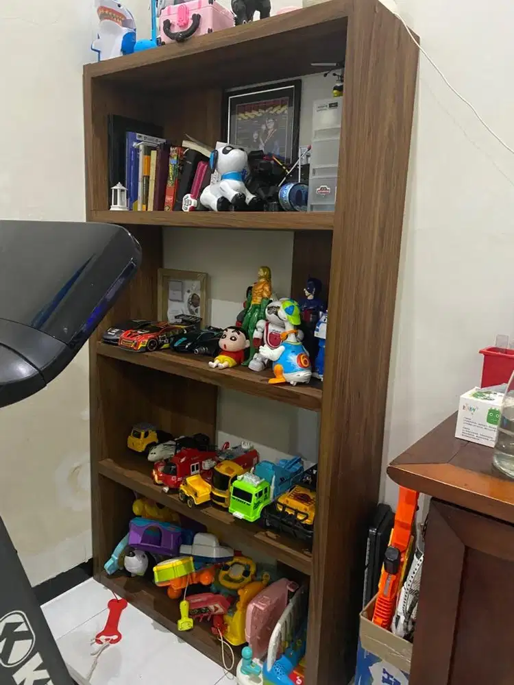 Lemari pajangan informa