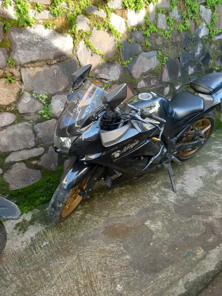 Di jual cepat motor kawasaki ninja 250cc