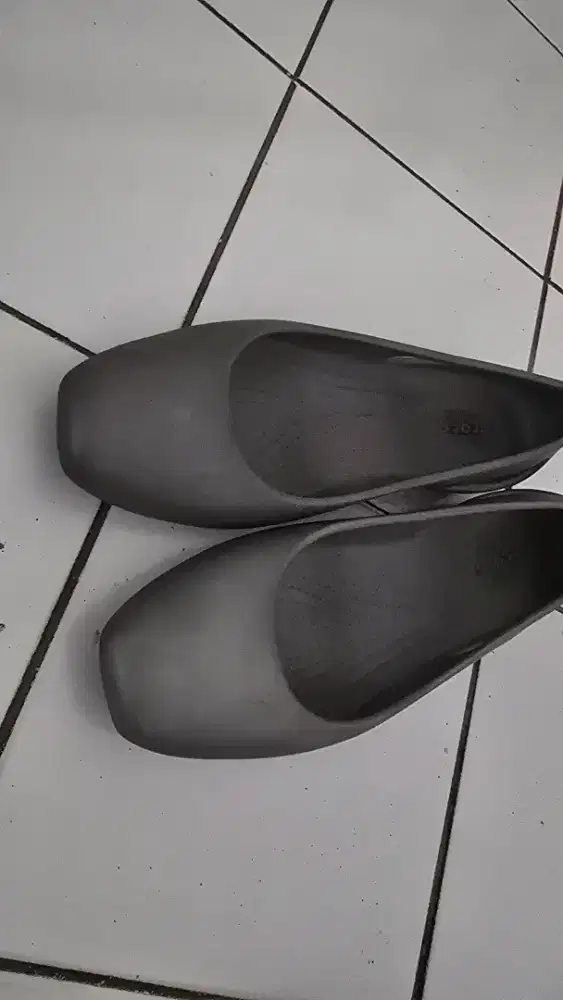 Sepatu crocs warna abu abu barang ori