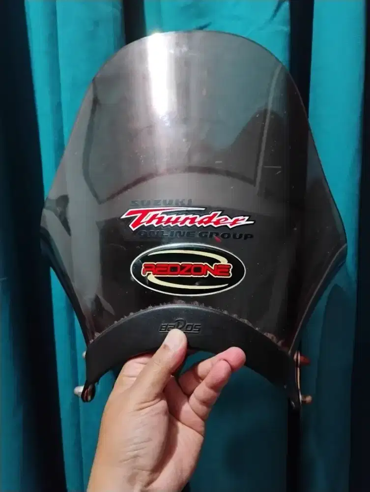 Windshield/visor Baros untuk batok lampu bulat bekas kondisi bagus.