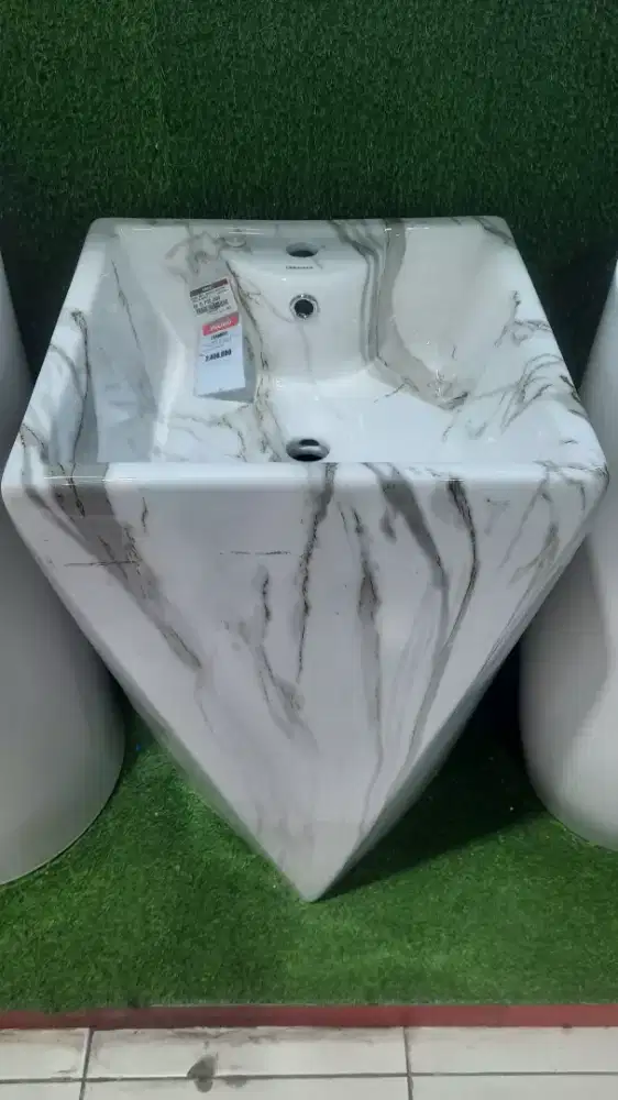 CERAMAX BERYL PEDESTAL BASIN F8B 020SJ WH MARBLE