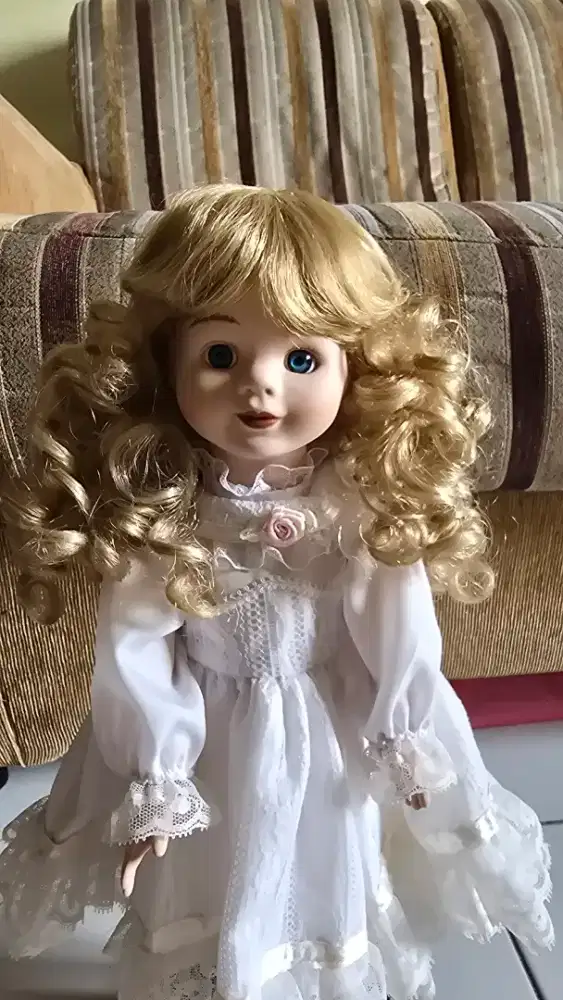 Boneka keramik wanita Diana England