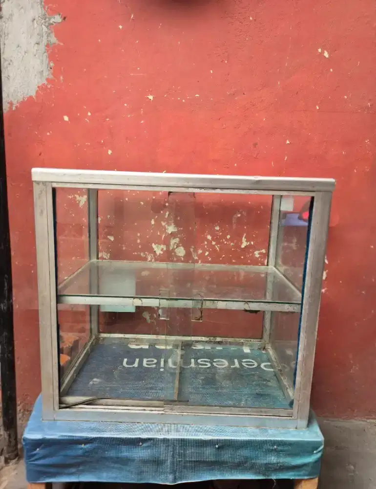 Etalase kaca untuk jualan