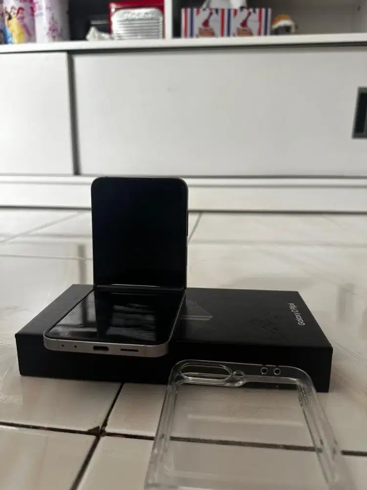 Samsung Z Flip 6 (like new)