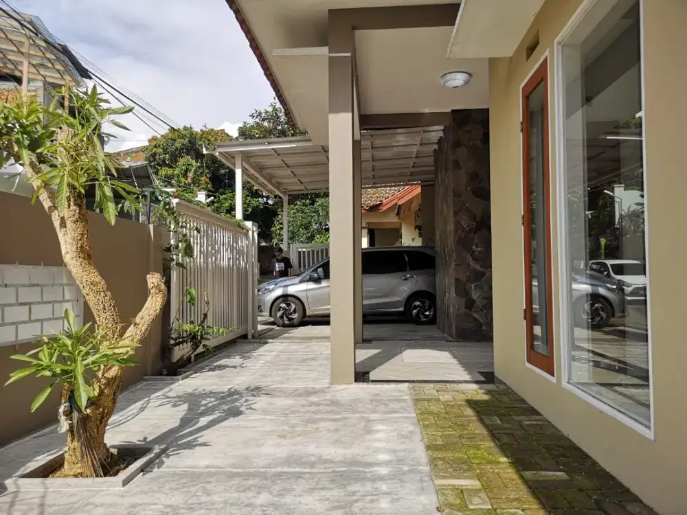 DI JUAL RUMAH DI HOEK(belok an)   Di Lembah Permai Hanjuang Cihanjuang dekat sariwangi Cimahi