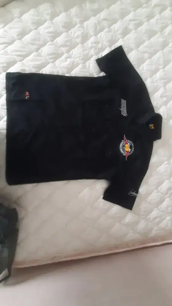 Kemeja hitam tarung derajat