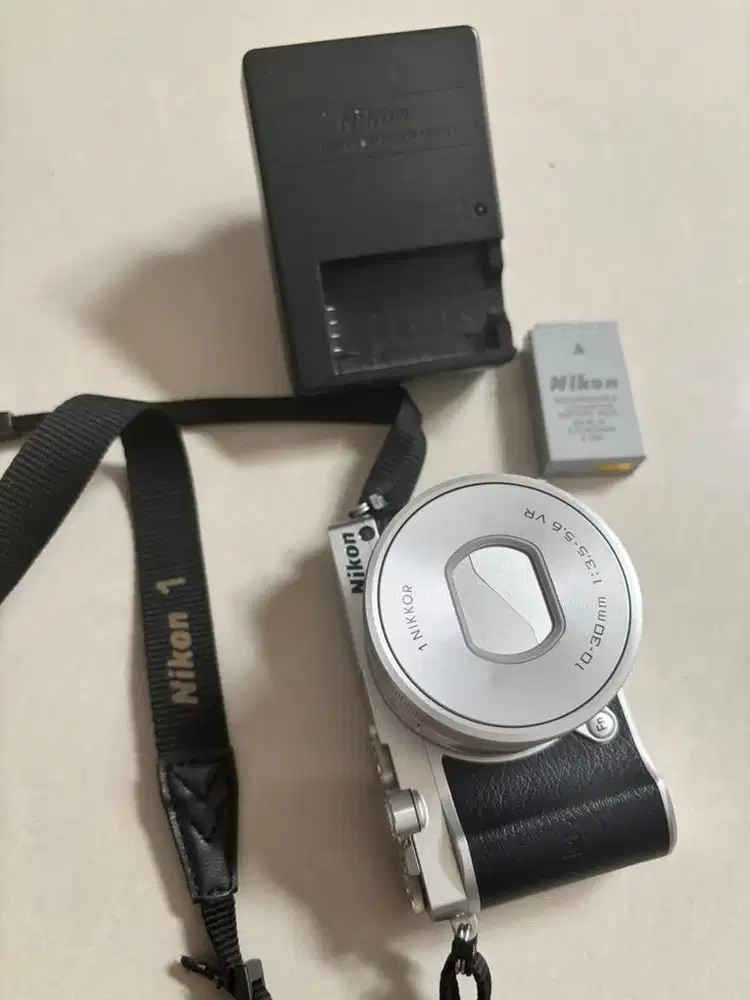 Mirrorless Nikon 1 J5 kit plus Lensa Tele Nikkor 30-100