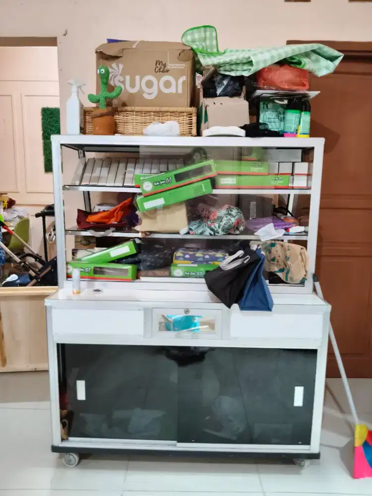 Etalase kaca alumunium