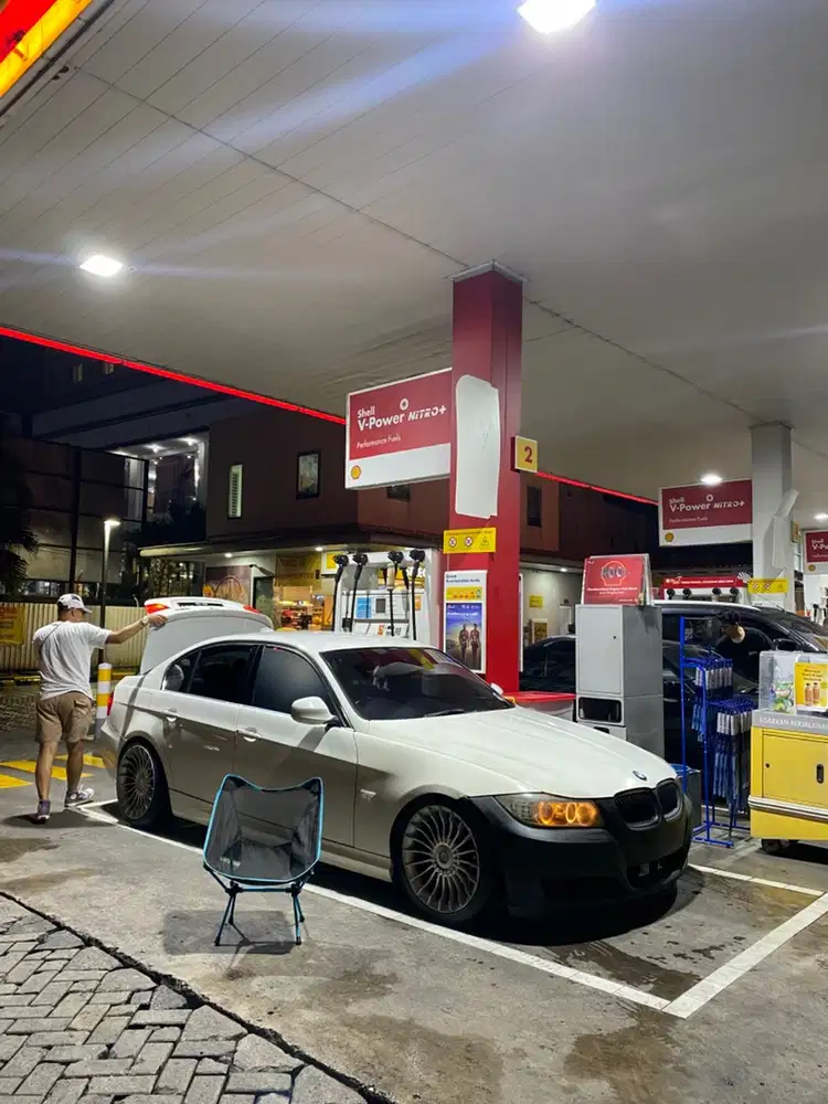 BMW 320i 2010 Bensin