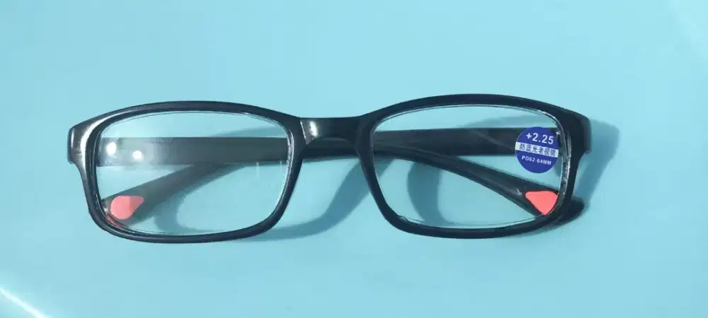 Kacamata khusus baca