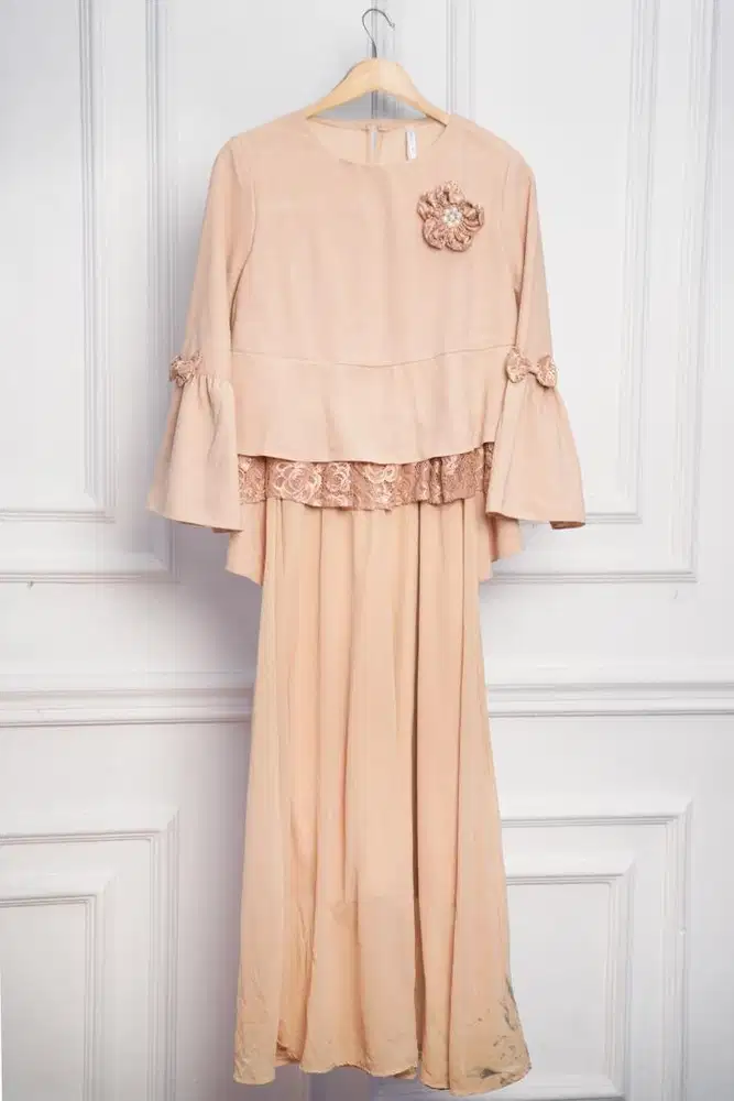 Gamis/Long Dress Nude Brokat Aksen Renda