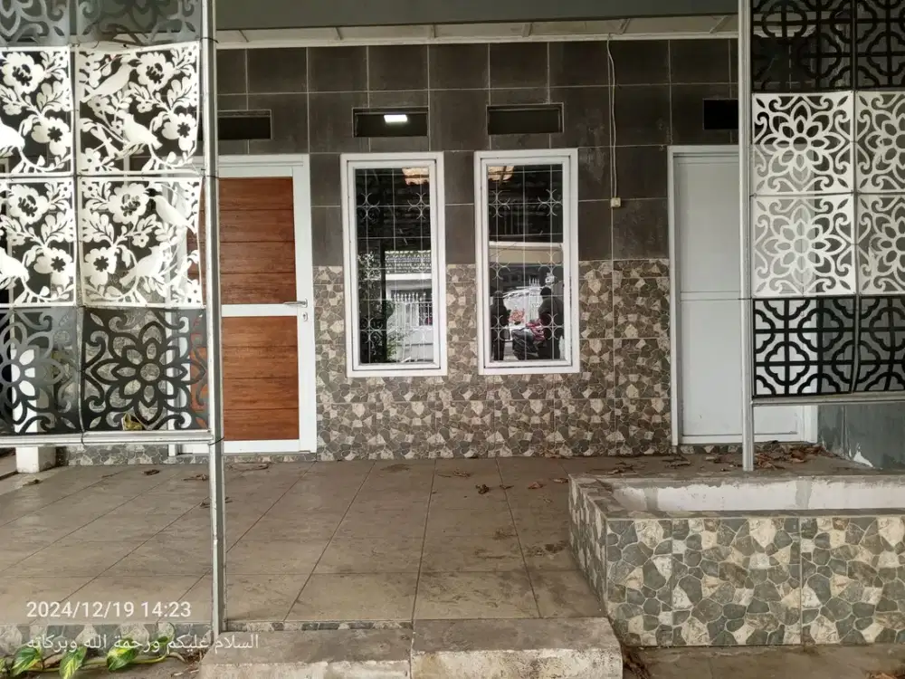DISEWAKAN RMH TINGGAL PINGGIR JALAN 2 MOBIL BISA UNTUK KANTOR , TEMPAT USAHA , CATERING DLL