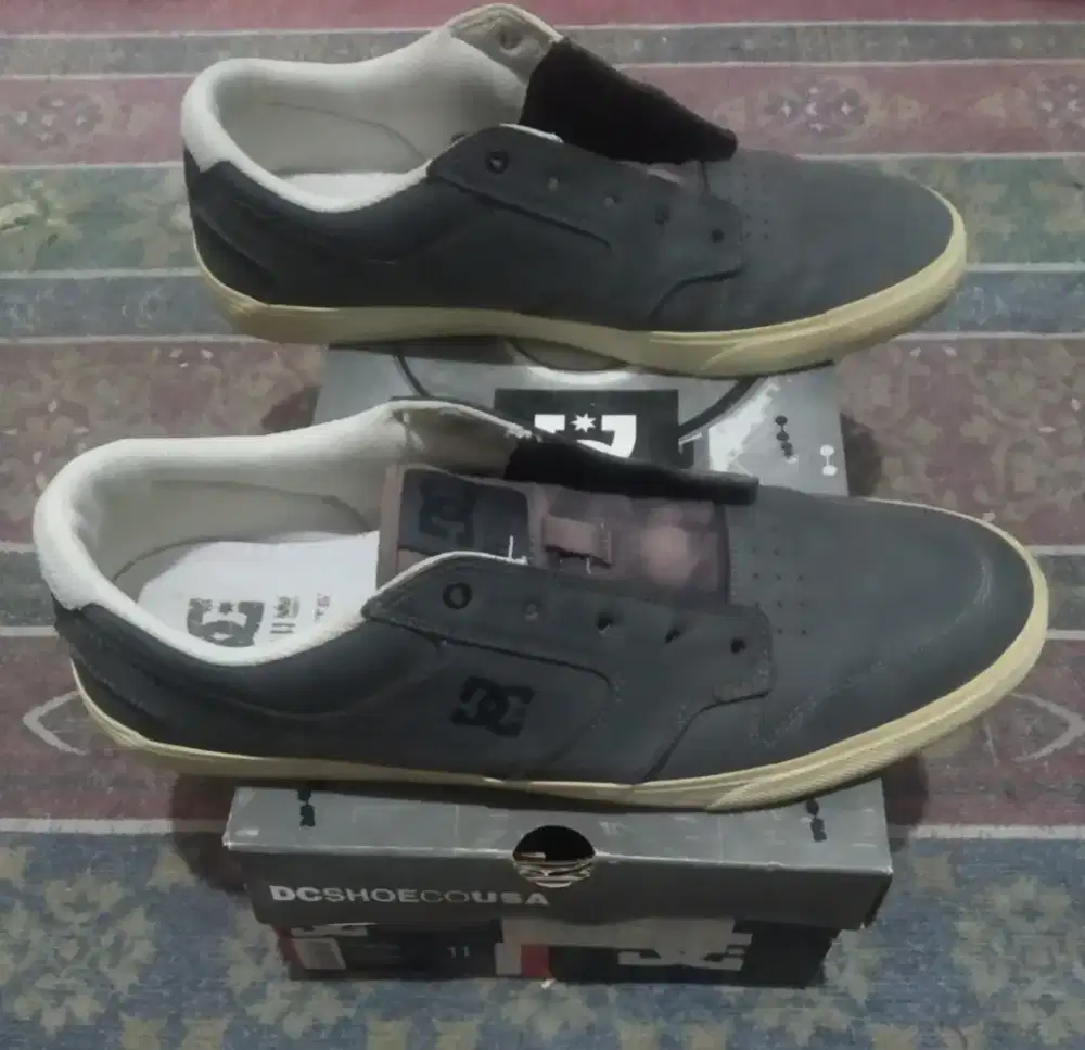 Sepatu DC size 44