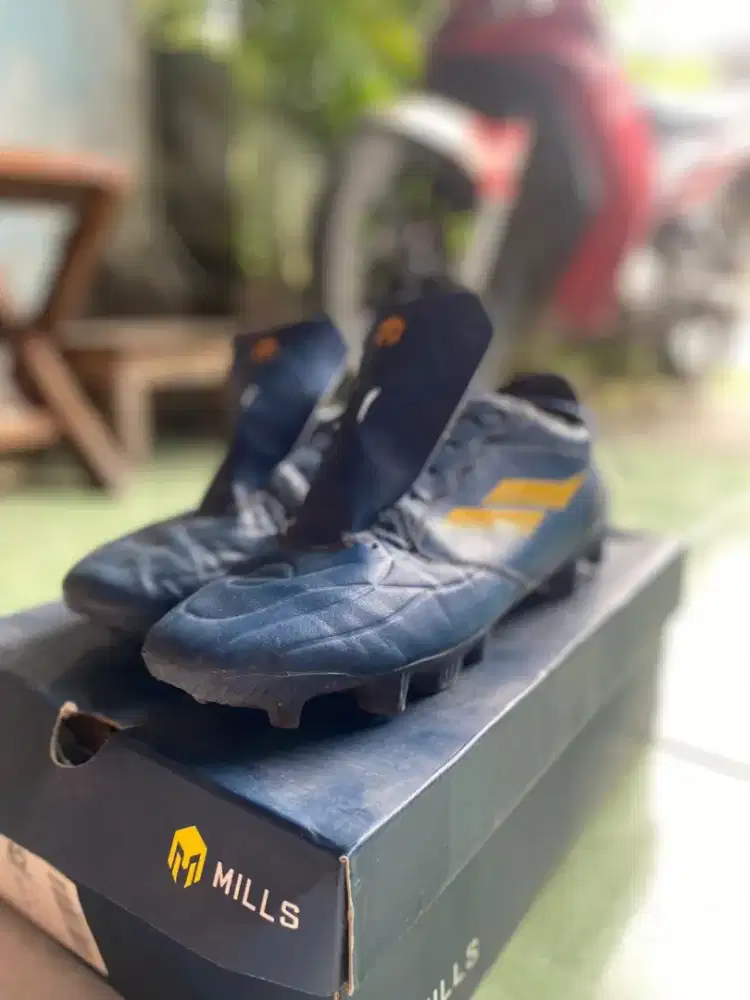 Sepatu bola mills