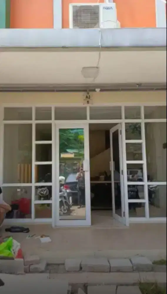 Partisi kaca aluminium