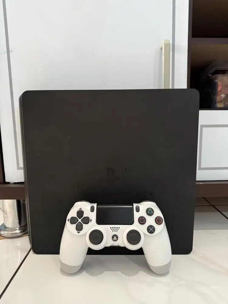 PS4 slim 1TB second