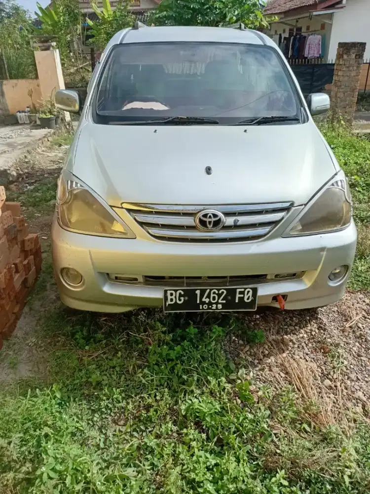 Mobil Avanza 2004