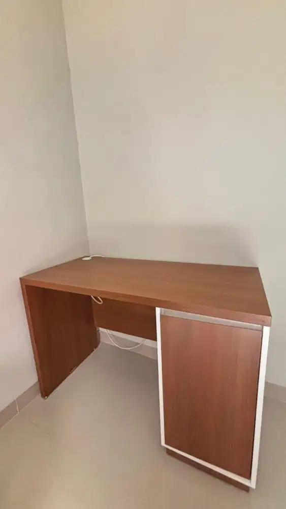Dijual Meja Kantor / Meja Kerja – Kondisi Bagus, Siap Pakai