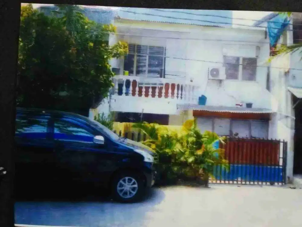 MURAH ! RUMAH LOKASI MENGUNTUNGKAN KARNA PINGGIR JALAN DI PADEMANGAN