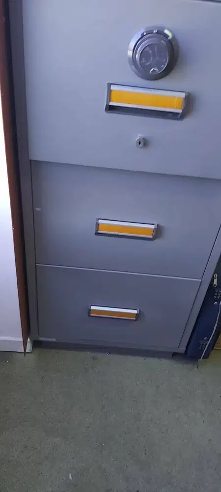 Brankas 3 laci merk Chubb.