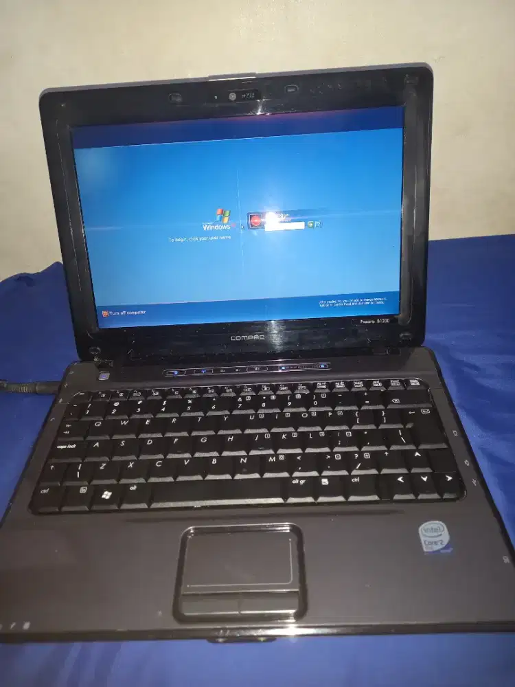 Laptop antik nyala asli merk compaq type Presario B1200 mulus asli