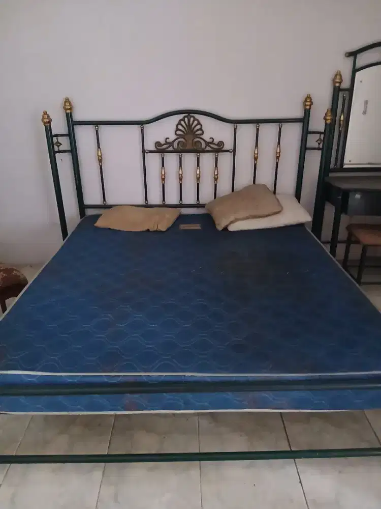 Tempat Tidur Besi Set
