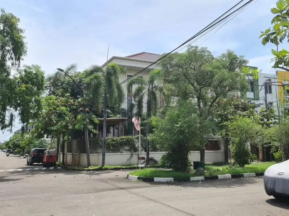 Rumah Hoek Gading  kirana 3 lantai di Kelapa Gading Jakarta Utara
