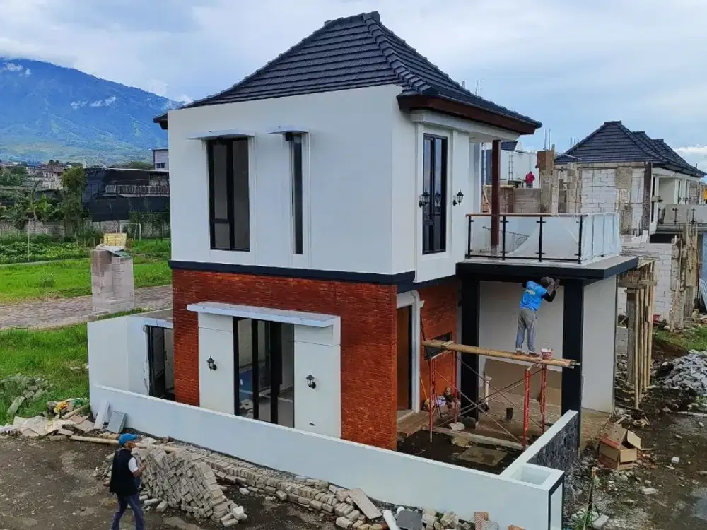 villa 2 lantai rooftop kolam renang dekat alun alun kota batu