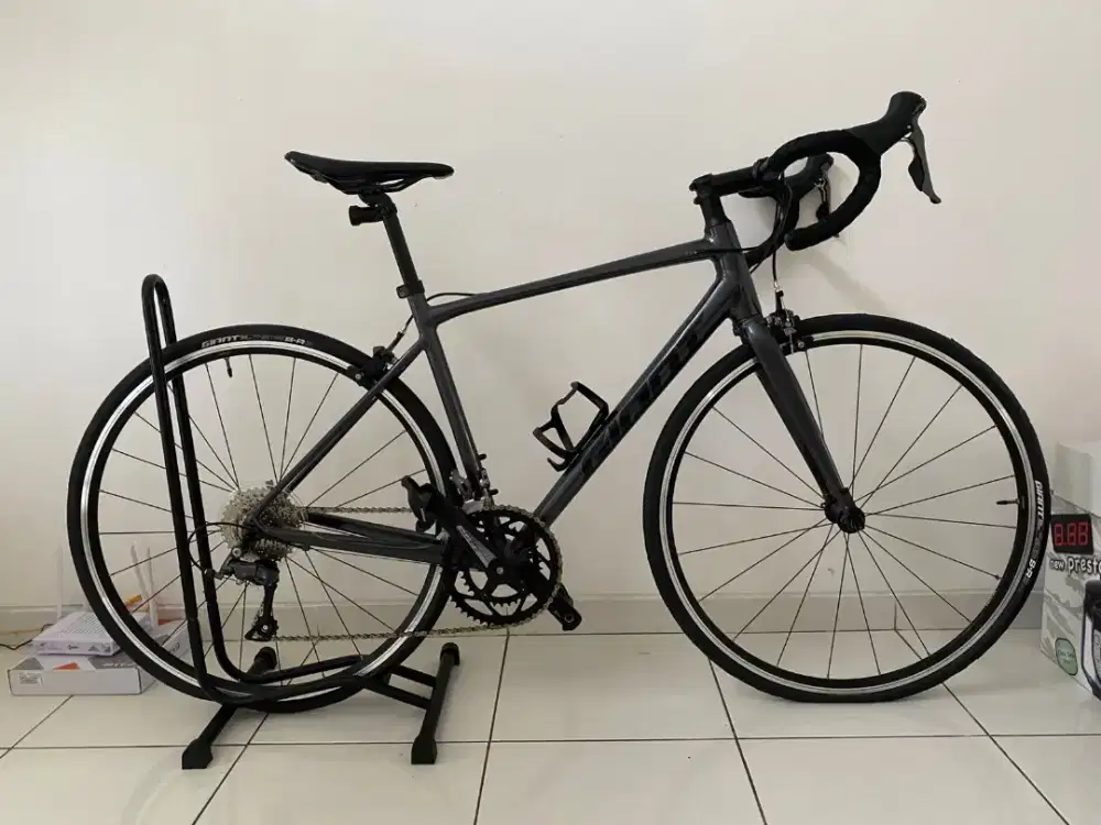 ROAD BIKE GIANT CONTEND 3 (LIKE NEW)