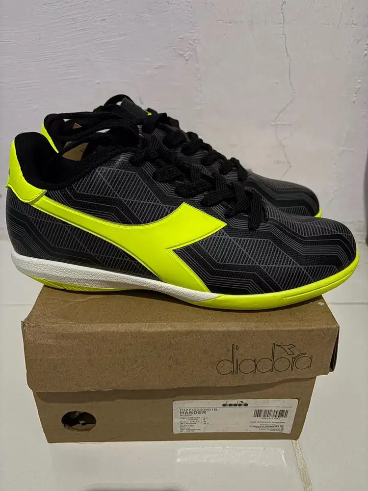 Sepatu futsal diadora
