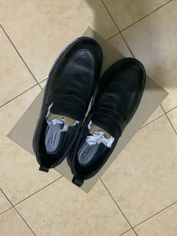 Sepatu Clarks Badell Step Black Size 44