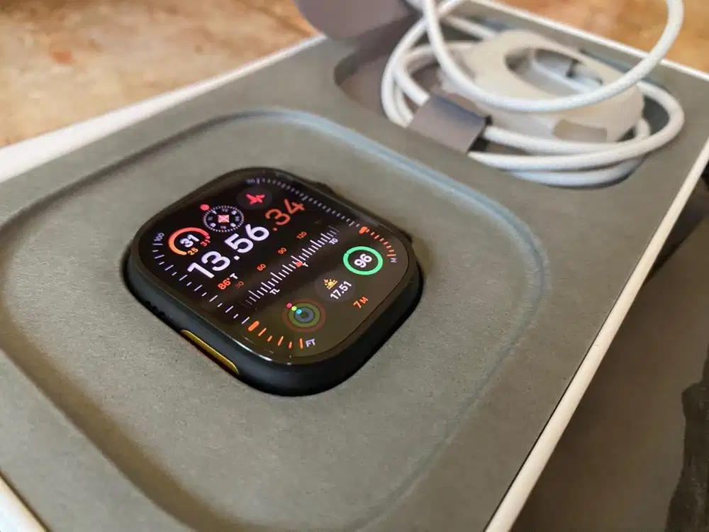 Apple Watch Ultra 2 Black Titanium resmi