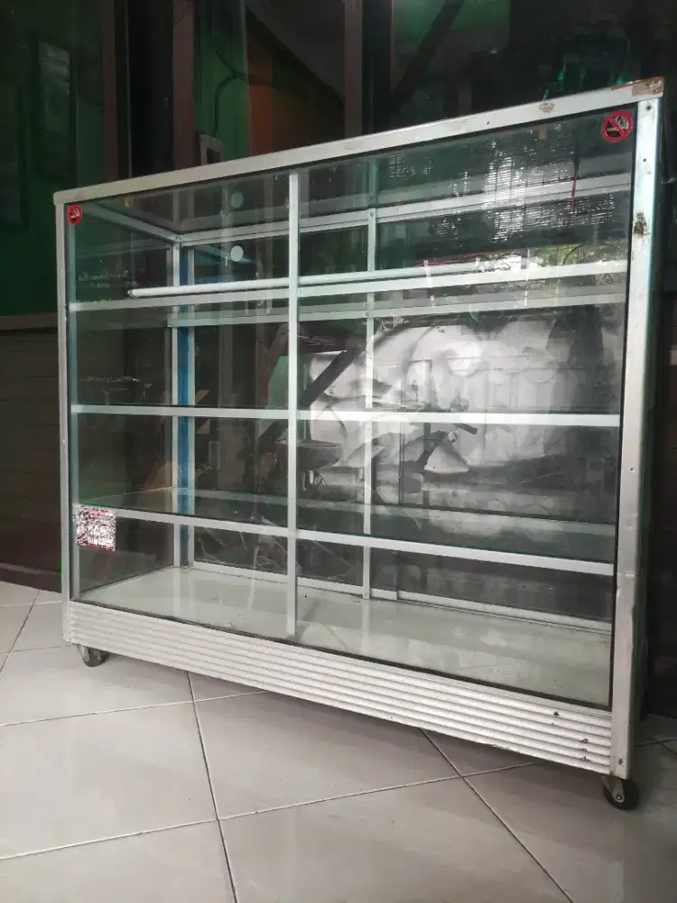 Etalase bekas usaha