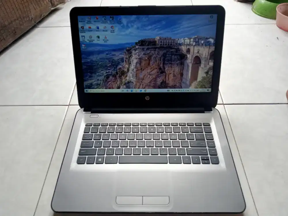 Laptop hp14-an016AU  / AMD E2-7110 / 500Gb / 4Gb / 2 Jam / SEHAT