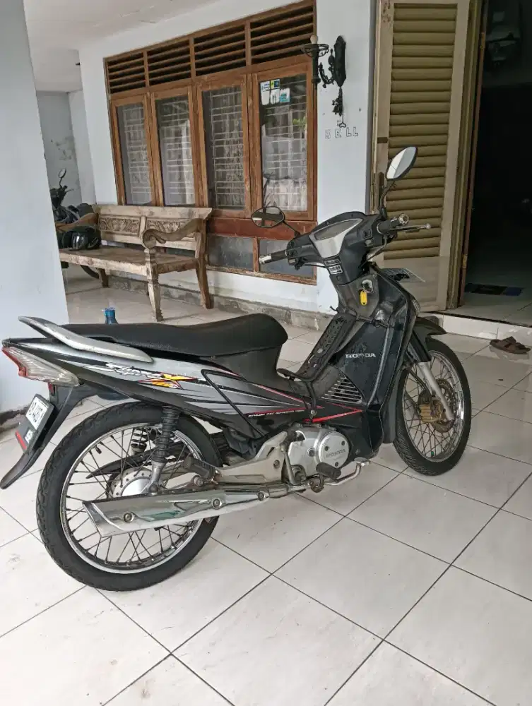 Dijual Supra x 125 warna hitam tahun 2006